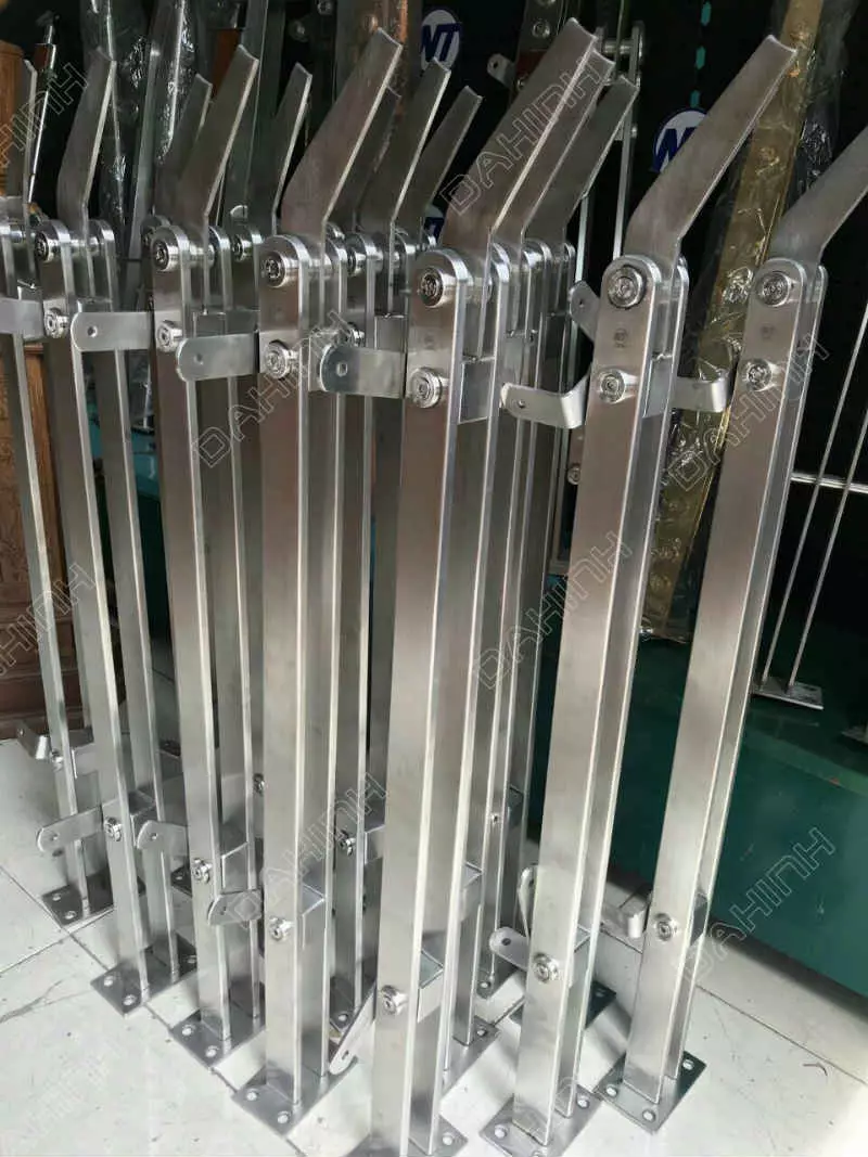 Chân trụ lan can inox được gia công bởi Trung tâm cơ khí Đa Hình