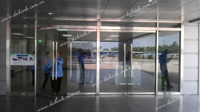 gia-cong-vach-kinh-khung-inox
