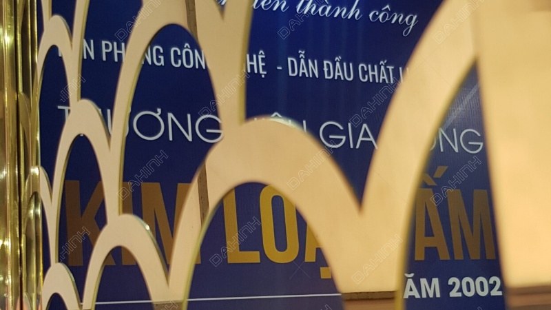 gia công vách ngăn cnc inox mạ vàng