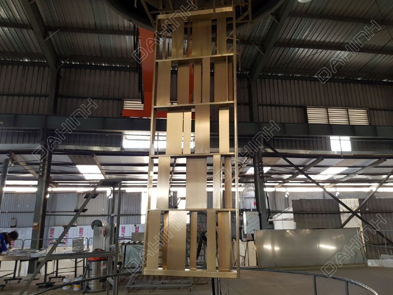gia công vách ngăn cnc inox mạ vàng
