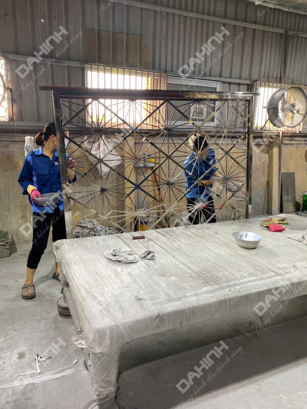 vách trang trí cầu thang