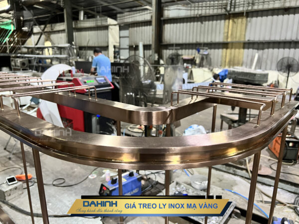 giá treo ly quầy bar