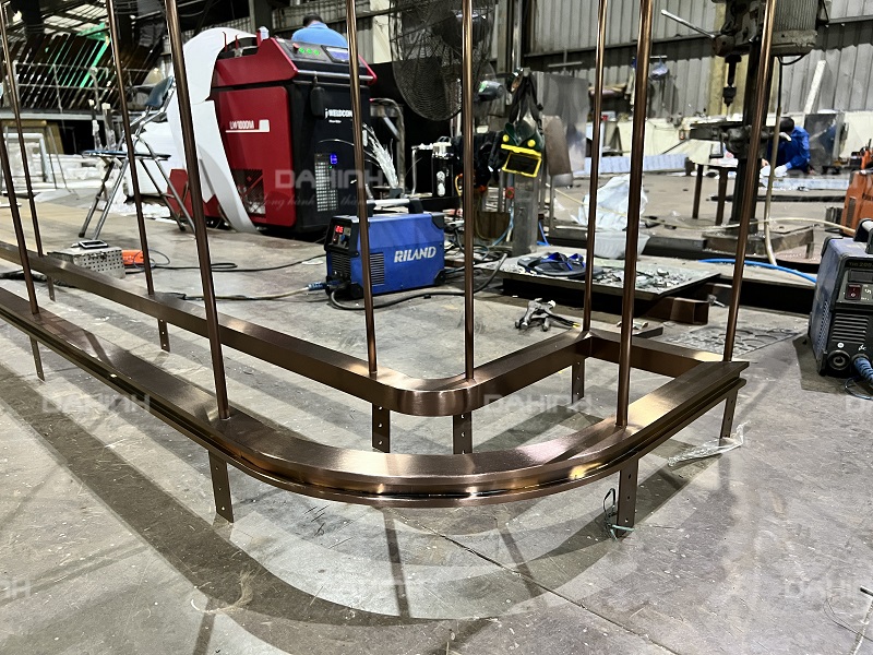 giá treo ly quầy bar