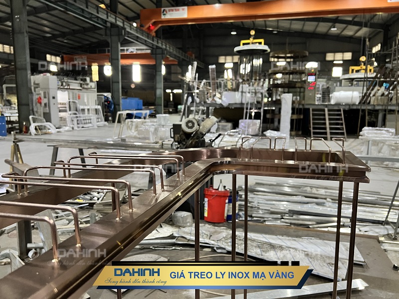 giá treo ly quầy bar