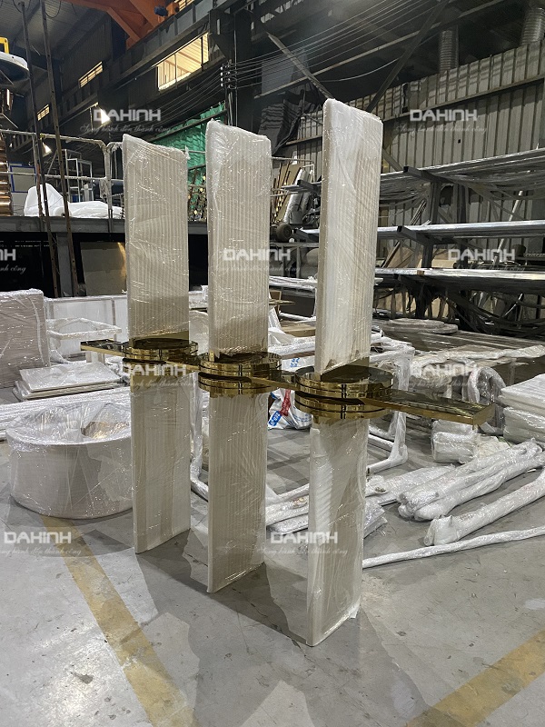 kệ ngăn phòng khách và bếp