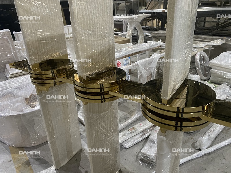 kệ ngăn phòng khách và bếp