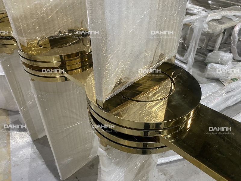 kệ ngăn phòng khách và bếp