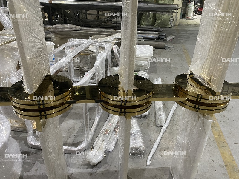 kệ ngăn phòng khách và bếp